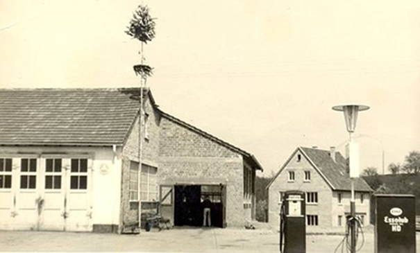 Werkstattraum 1950 mit der ersten elektrischen Zapfsäule